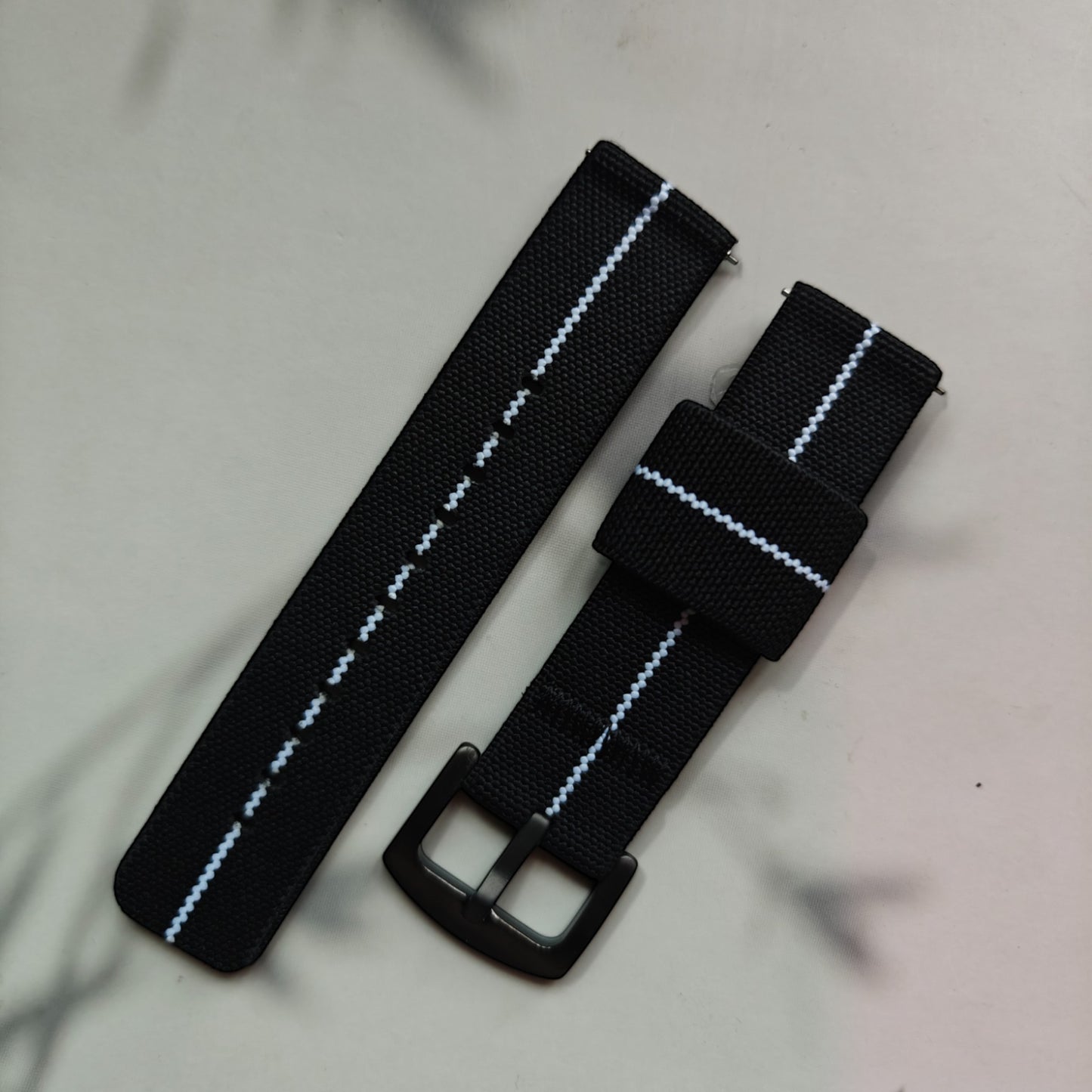 Kellonranneke Noheva-F Rämäpää | joustava solkisäätö musta valkoisella raidalla