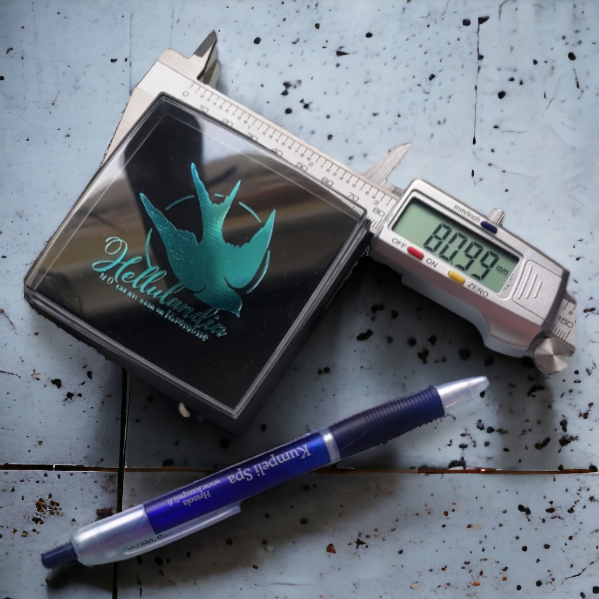 Muovirasiat kelloille ja tarvikkeille