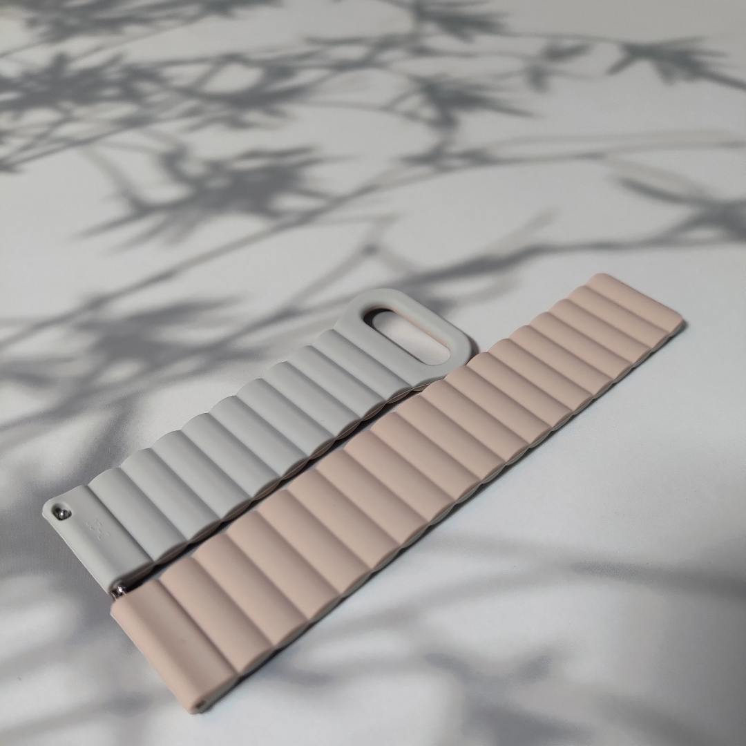 Kellonranneke Magsi - magneettinen beige harmaalla