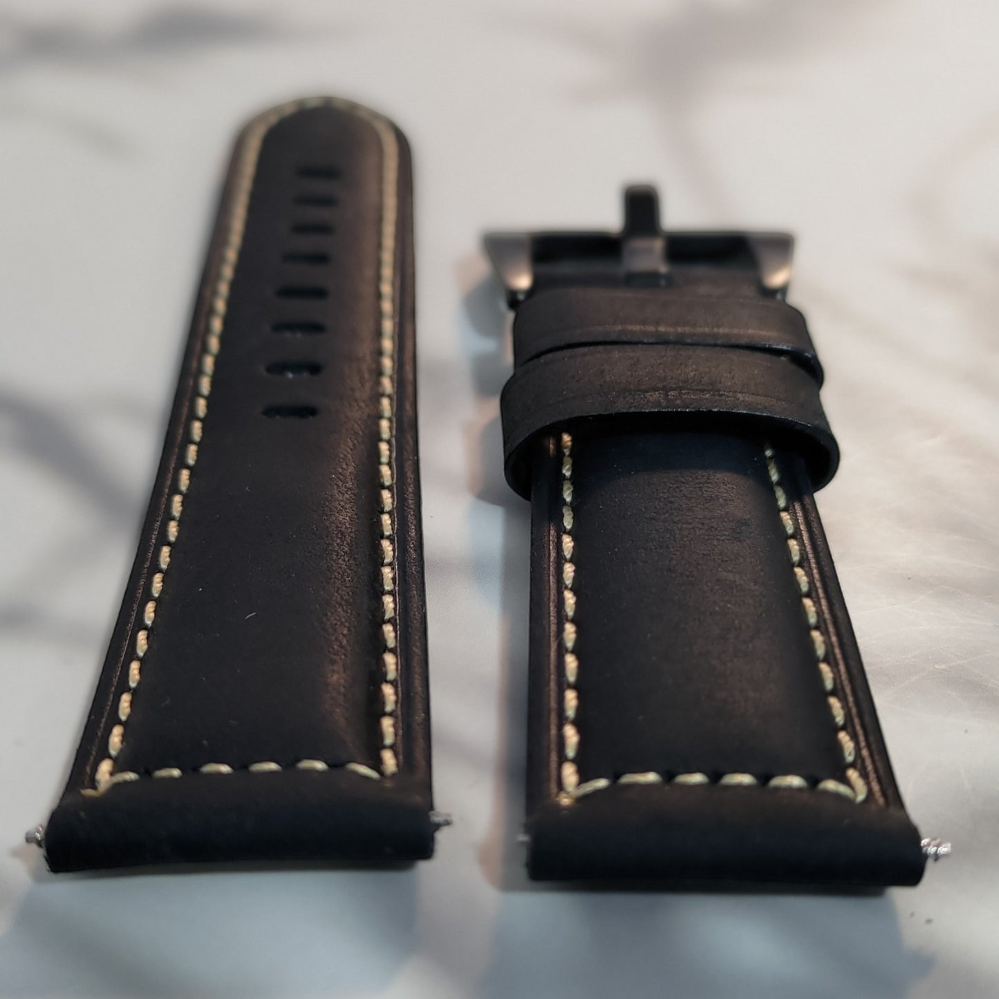 Nahkaranneke SILO matta Crazy Horse | valkoinen tikkaus musta solki