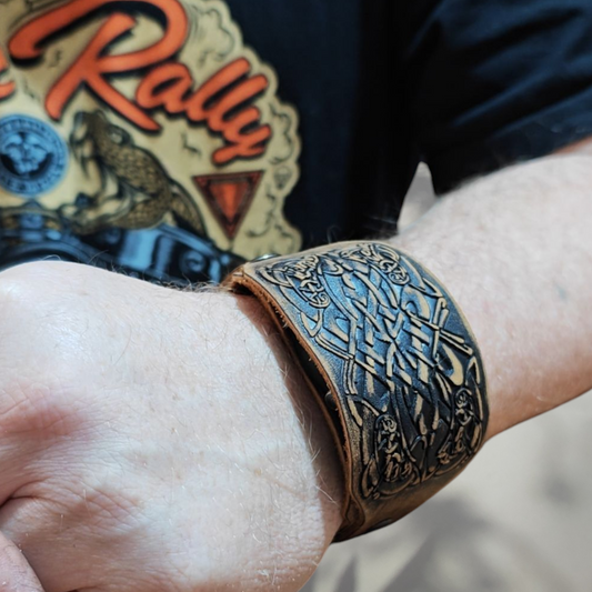 Nahkaranneke Linnavuoren Kilpi – Aikojen halki kulkeva kelloranneke ruskea