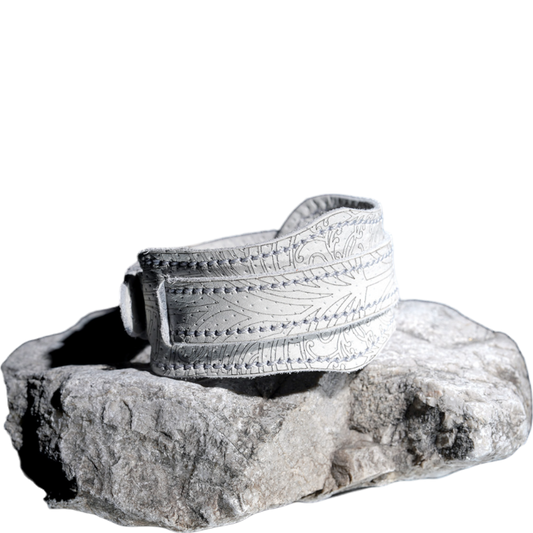 Rautarannikko Liedosta on Kaareva bund nahkaranneke laserkuvioitu