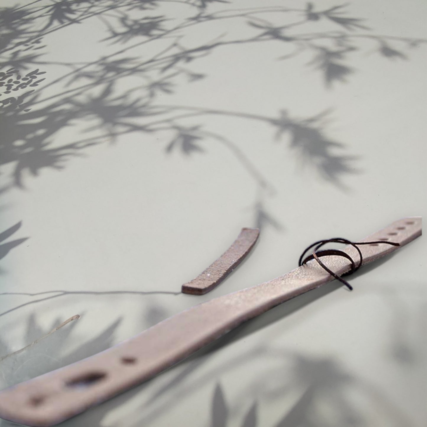 värjäämätön Asemanranta Liedosta: DIY tai Naku nahkaranneke - eli tee ite tai tilaa valmiita osia
