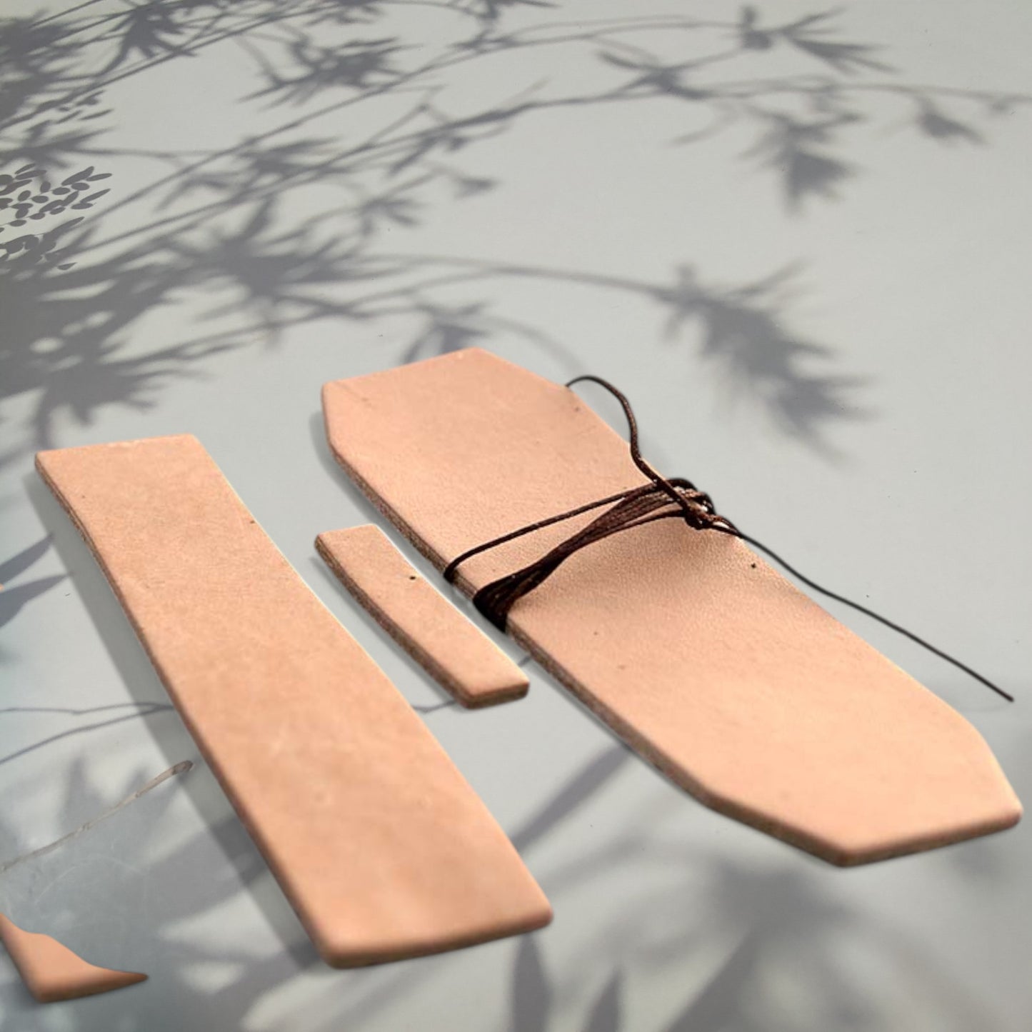 värjäämätön Asemanranta Liedosta: DIY tai Naku nahkaranneke - eli tee ite tai tilaa valmiita osia