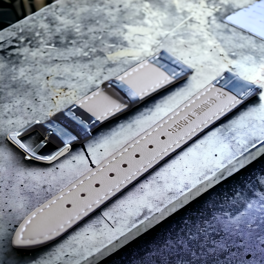 Upea nahkaranneke,  KROKO  mustanaudan nahkaa, jossa on  krokotiilistruktuuri ja tikkaus reunassa. Tämä on tukeva ja tyylikäs samalla kertaa.