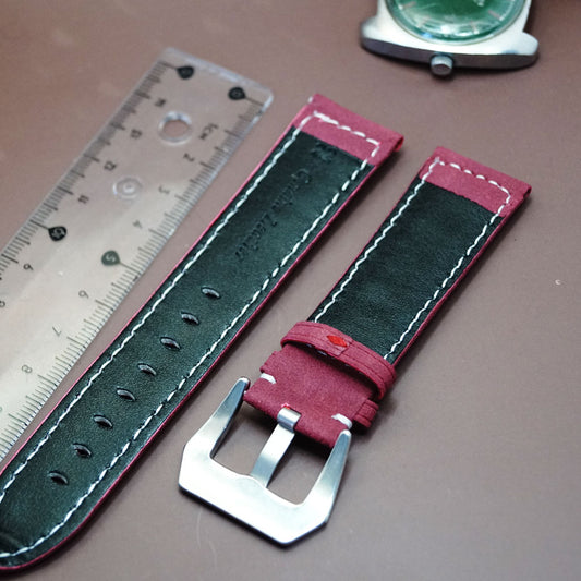 Nahkaranneke  Turskanpuna | valkoinen tikkaus punainen  | Heikkolaatuinen, mutta nätti