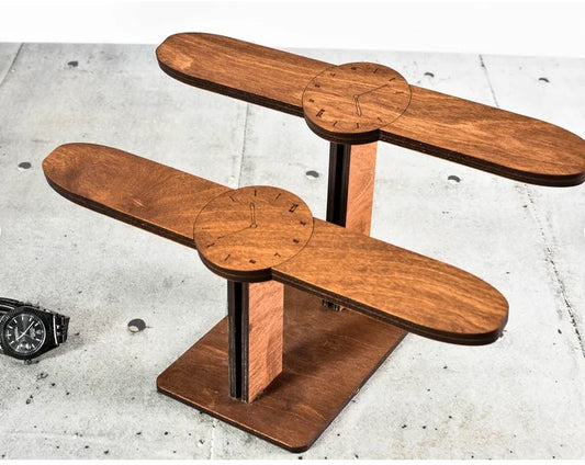 Jokainen rannekellon omistaja tarvitsee telineen käyttökellolleen tai vaihtotelineen vakkarirannekelloilleen. KR straps valmistaa itse vanerisia pystymallisia rannekellontelineitä, joissa on halutessasi hiukan koristelua, kahdessa eri värissä. Koska nämä tehdään pajallamme itse, voit pyytää niihin ilmaisen nimikoinnin tai selkeää muokkausta.