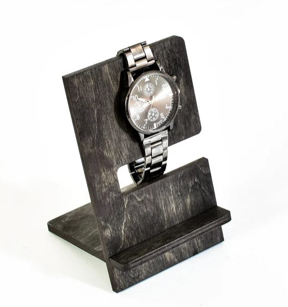 Jokainen rannekellon omistaja tarvitsee telineen käyttökellolleen tai vaihtotelineen vakkarirannekelloilleen. KR straps valmistaa itse vanerisia pystymallisia rannekellontelineitä, joissa on hiukan koristelua kahdessa eri värissä. Koska nämä tehdään pajallamme itse, voit pyytää niihin ilmaisen nimikoinnin tai selkeää muokkausta.