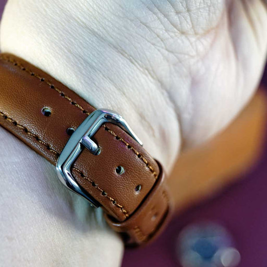 Hyvä  nahkainen tavallinen  kellonranneke, joka sopii olemukseltaan siistiin menoon.  Rannekkeesa on hiumen täytettä kellon kiinnityskohdas puolella, mikä tuo mukavasti pulleutta tuntumaan ja tyylikäs konjakinruskea väri vaan parantaa rannekkeen tyylikkyyttä. Siisti ranneke tyylikkäillä vaaleilla tikkauksilla.