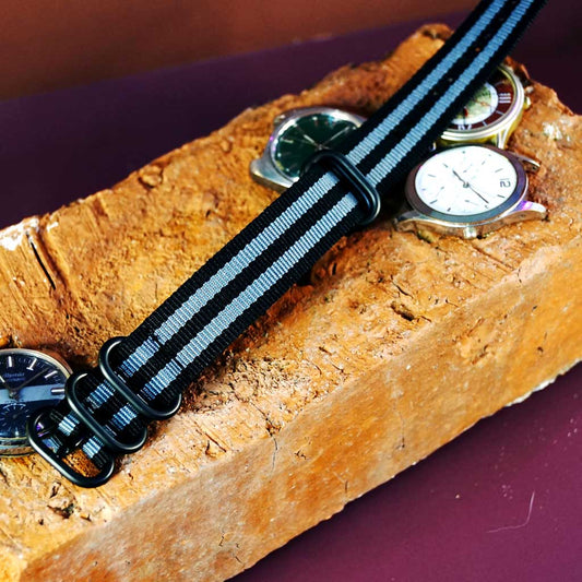 Natoranneke Taistoz-ytz |  yksiosainen   Bond  raidat