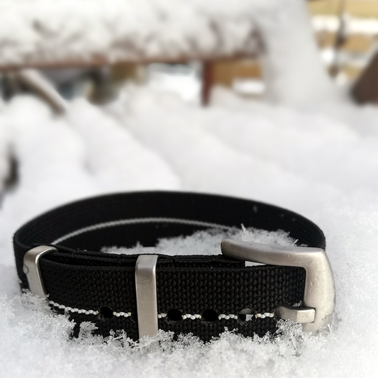 Natoranneke Rafjo|  musta valkoisella raidalla