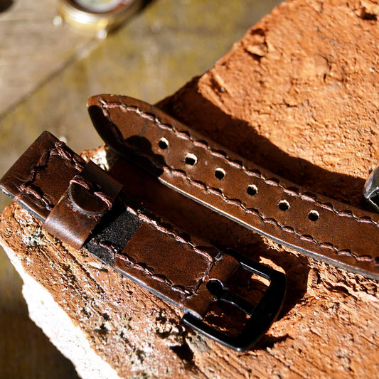 Nahkaranneke käsityö | Viikinkihenkinen Tuulenkahle