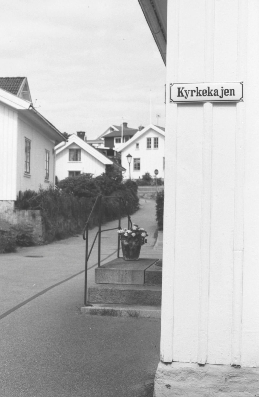 Residential street kyrkekajen with white houses and steps.