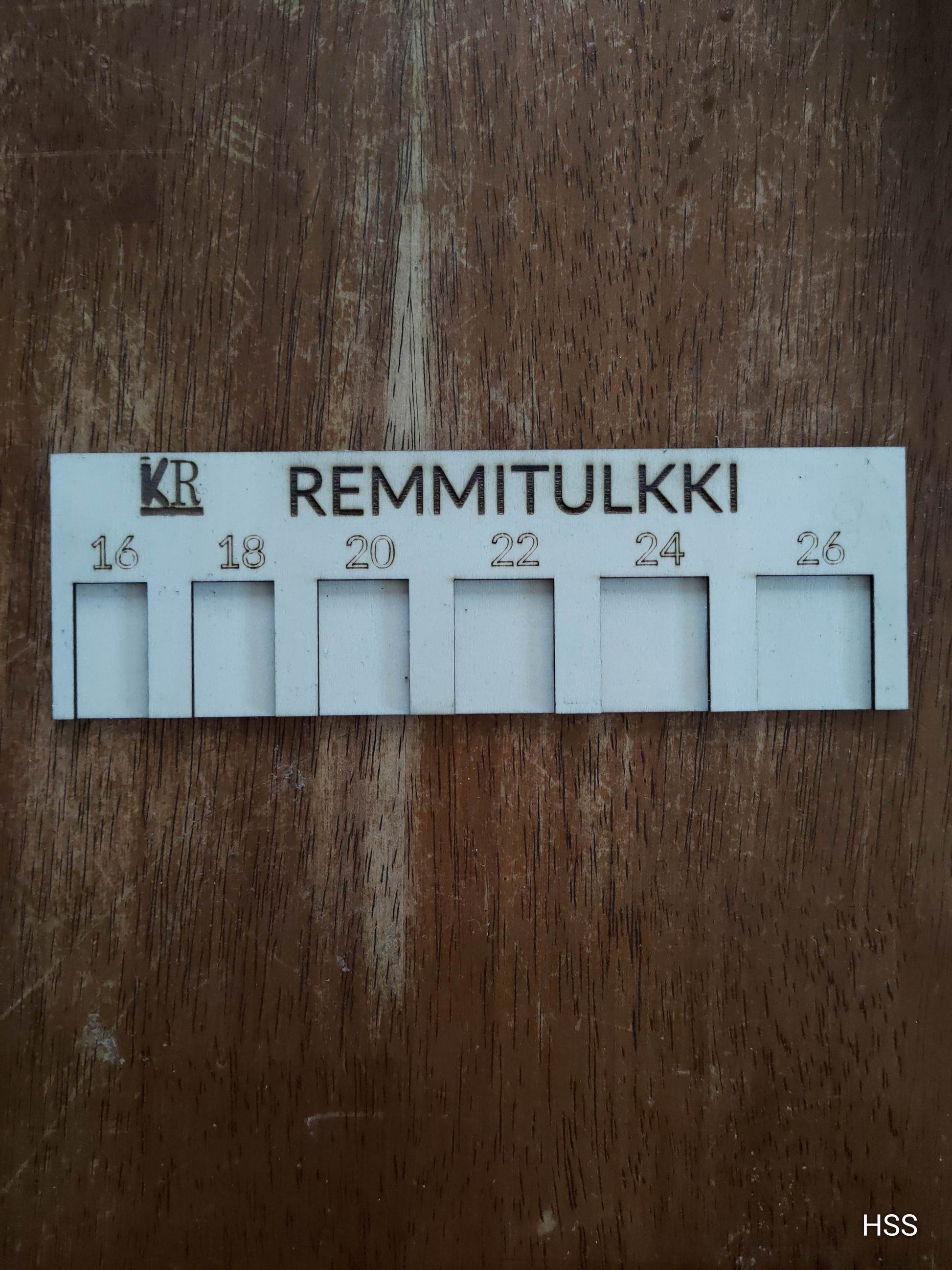 Enää ei tarvitse arpoa, minkä levyinen ranneke on rannekellossasi. Remmitulkki näyttää oikean leveyden todella helposti ja varmasti.   Nämä remmitulkit ovat kokonaan KR tm tuotteita ja ne suunnitellaan ja sekä valmistetaan Liedon asemalla.  Jos haluut, mä voidaan näihin laittaa laser menetelmällä omia logoja tai nimikointeja ja se kuuluu tuotteen hintaan.     Tuotetiedot:  Materiaali: vaneri