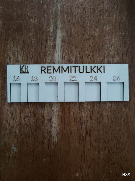Enää ei tarvitse arpoa, minkä levyinen ranneke on rannekellossasi. Remmitulkki näyttää oikean leveyden todella helposti ja varmasti.   Nämä remmitulkit ovat kokonaan KR tm tuotteita ja ne suunnitellaan ja sekä valmistetaan Liedon asemalla.  Jos haluut, mä voidaan näihin laittaa laser menetelmällä omia logoja tai nimikointeja ja se kuuluu tuotteen hintaan.     Tuotetiedot:  Materiaali: vaneri