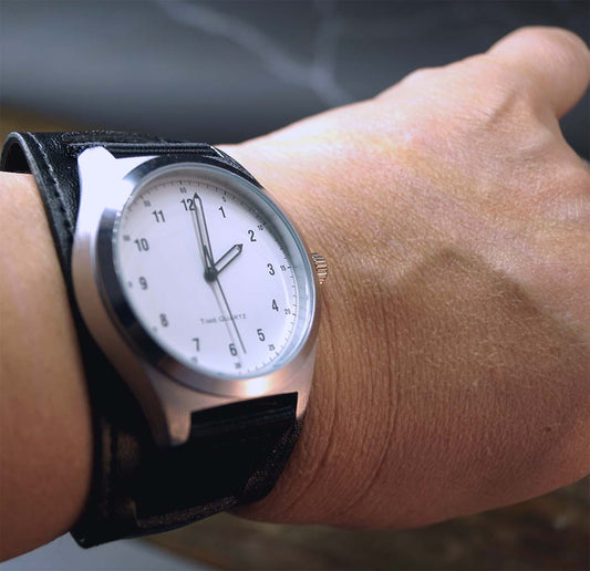  Perinteinen kolmesainen kellonranneke antaa mahdollisuuden käytää vintage kelloissa olevasta nikkelistä huolimatta vanhoja rannekelloja. Cordura tyyppinen nailon on vahvaa kangasta - seatbelt tyylinen kudos. Musta